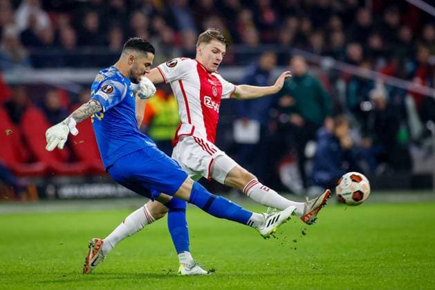 AMSTERDAM, 14-12-2023 , JohanCruyff Arena, Europa League Football season 2023 2024. Benjamin Tahirovic against AEK Athene goalkeeper Giorgos Athanasiadis during the match Ajax - AEK Athens. Ajax - AEK Athens  x23521671x Copyright: