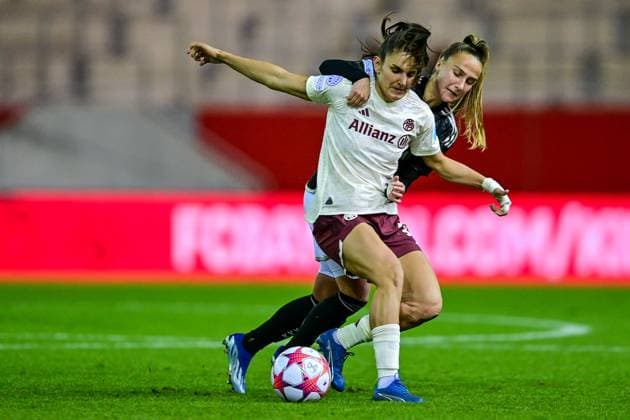 v li Jovana Damnjanovic FC Bayern Munich, FCB, 9 Rosa VAN GOOL Ajax, 21 in duel, duel, tackle, dynamic, action, action, 14 12 2023, Munich Germany , Football, UEFA Womens Champions League, Group C, FC Bayern Munich Ajax Amsterdam xslx