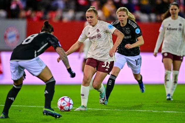 v li Sherida SPITSE Ajax, 8 Georgia Stanway FC Bayern München, FCB, 31 Nadine NOORDAM Ajax, 10 in duel, duel, tackle, dynamic, action, action, 14 12 2023, Munich Germany , Football, UEFA Womens Champions League, Group C, FC Bayern München Ajax Amsterdam xslx