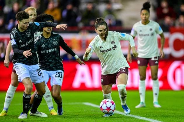 v li Kay Lee DE SANDERS Ajax, 25 Lilian Isabella YOHANNES Ajax, 20 Sarah Zadrazil FC Bayern München, FCB, 25 in duel, duel, tackle, dynamic, action, action, 14 12 2023, Munich Germany , Football, UEFA Womens Champions League, Group C, FC Bayern München Ajax Amsterdam xslx