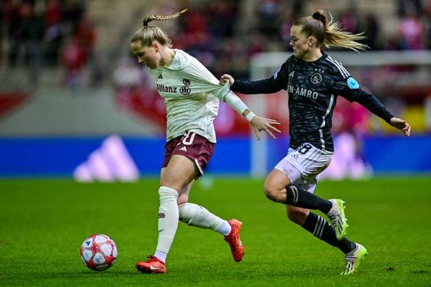 v li Franziska Kett FC Bayern München, FCB, 20 Milicia KEIJZER Ajax, 18 in duel, duel, tackle, dynamic, action, action, 14 12 2023, Munich Germany , Football, UEFA Womens Champions League, Group C, FC Bayern München Ajax Amsterdam xslx