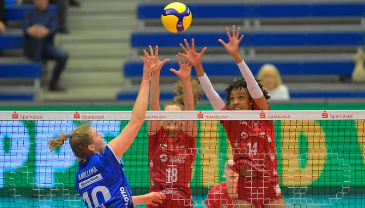 14 12 2023, Stuttgarts Jolien Knollema against the Dresden block with Dresdens Sarah Straube and Dresdens Tia Jimerson, Dresdner SC MTV Allianz Stuttgart, volleyball, DVV Cup, semi-final, Dresden Germany