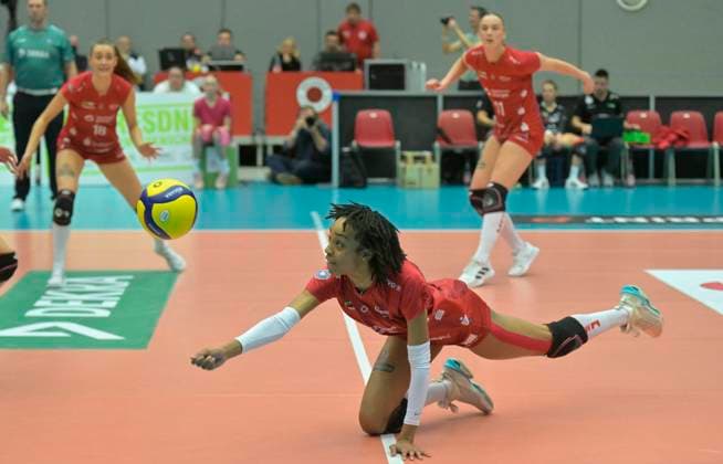14 12 2023, great effort by Dresdens Tia Jimerson, Dresdner SC MTV Allianz Stuttgart, volleyball, DVV Cup, semi-final, Dresden Germany
