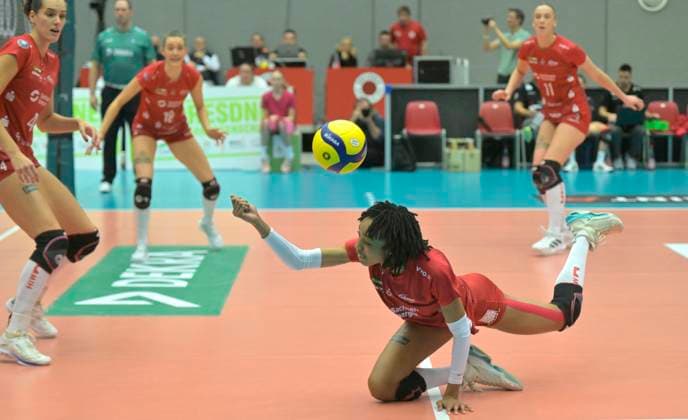14 12 2023, great effort by Dresdens Tia Jimerson, Dresdner SC MTV Allianz Stuttgart, volleyball, DVV Cup, semi-final, Dresden Germany