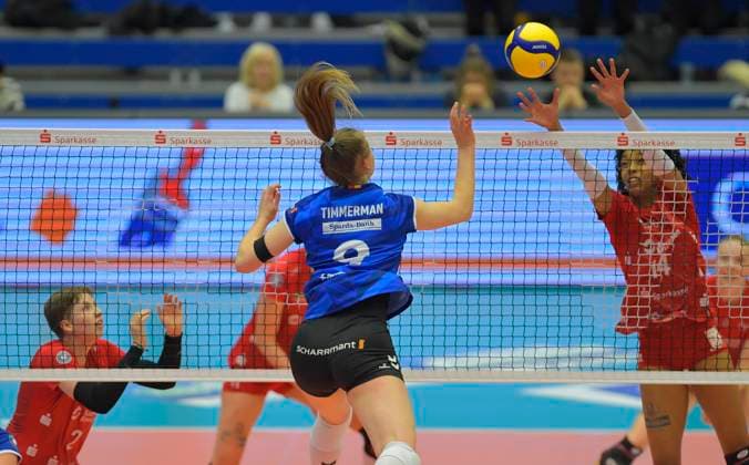 14 12 2023, Dresdens Tia Jimerson fends off the lob from Stuttgarts Eline Timmerman, Dresdner SC MTV Allianz Stuttgart, Volleyball, DVV Pokal, semi-final, Dresden Germany