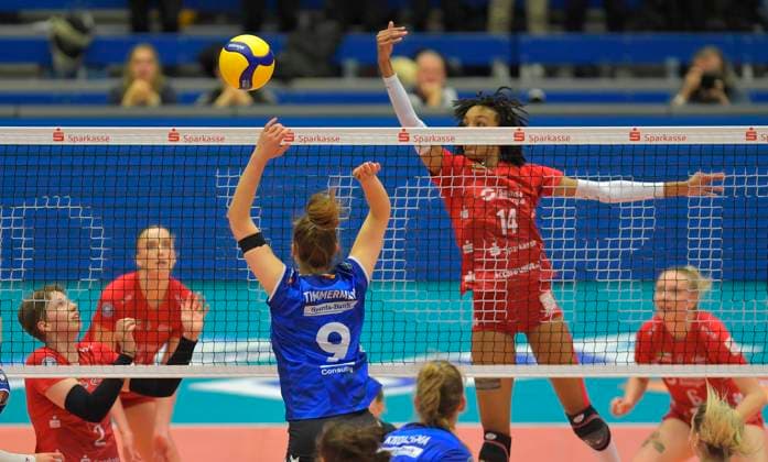 14 12 2023, Dresdens Tia Jimerson fends off the lob from Stuttgarts Eline Timmerman, Dresdner SC MTV Allianz Stuttgart, Volleyball, DVV Pokal, semi-final, Dresden Germany