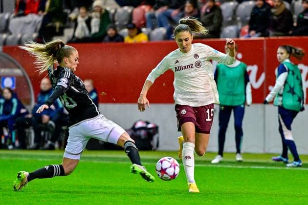 v li Milicia KEIJZER Ajax, 18 Katharina Naschenweng FC Bayern München, FCB, 19 in duel, duel, tackle, dynamic, action, action, 14 12 2023, Munich Germany , Football, UEFA Womens Champions League, Group C, FC Bayern München Ajax Amsterdam xslx