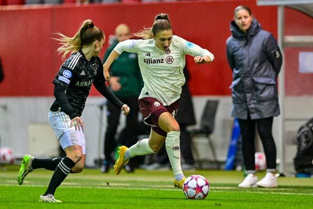 v li Milicia KEIJZER Ajax, 18 Katharina Naschenweng FC Bayern München, FCB, 19 in duel, duel, tackle, dynamic, action, action, 14 12 2023, Munich Germany , Football, UEFA Womens Champions League, Group C, FC Bayern München Ajax Amsterdam xslx