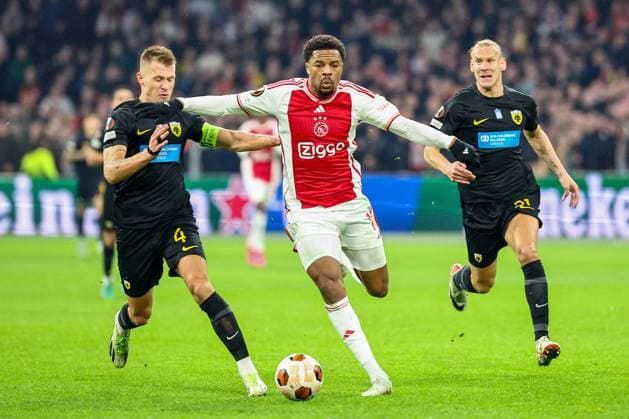 AMSTERDAM, 14-12-2023 , JohanCruyff Arena, Europa League Football season 2023 2024. Ajax player Chuba Akpom with a big chance on goal passing in front of AEK Athene player Damian Szymanski (l) during the match Ajax - AEK Athens. Ajax - AEK Athens  x23521699x Copyright: