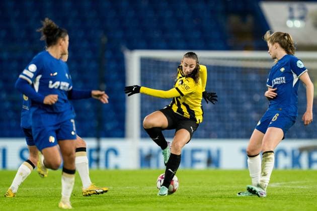 231214 Rusul Rosa Kafaji of Häcken and Sjoeke Nusken of Chelsea during the UEFA Women s Champions League football match between Chelsea and Häcken on December 14, 2023 in London Photo Mathias Bergeld BILDBYRAN kod MB MB0807 fotboll, football, soccer, fotball,champions league,chelsea,häc  Copyright: MATHIASxBERGELD BB231214MB050