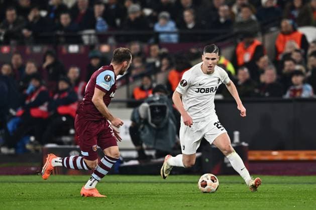 LONDON, ENGLAND - DECEMBER 14: Vladim’r Coufal of West Ham United FC and Roland Sallai of SC Freiburg during the UEFA Europa League Group A match between West Ham United FC and Club Freiburg at London Stadium on December 14, 2023 in London, England. Photo by Sebastian Frej West Ham United FC v Sport-Club Freiburg: Group A - UEFA Europa League 2023 24 Copyright: xSebastianxFrejx