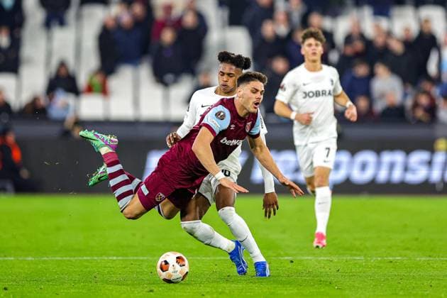 West Ham United v Freiburg Europa League 14 12 2023. Konstantinos Mavropanos (15) of West Ham United goes down under the challenge from Junior Adamu (20) of SC Freiburg during the Europa League match between West Ham United and Freiburg at the London Stadium, London, England on 14 December 2023. Editorial use only , Copyright: xNigelxKeenex PSI-18584-0036