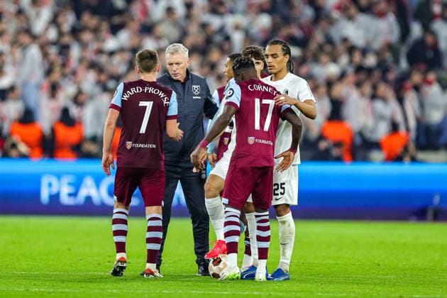 West Ham United v Freiburg Europa League 14 12 2023. David Moyes Manager of West Ham United congratulates his players at full time during the Europa League match between West Ham United and Freiburg at the London Stadium, London, England on 14 December 2023. Editorial use only , Copyright: xNigelxKeenex PSI-18584-0038