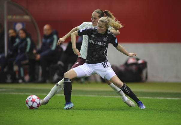 Munich, Germany 14 December 2023 Football, Women, Champions League, Matchday 3, Season 2023 2024, FC Bayern Munich Ajax Amsterdam, Campus Sydney Lohmann FC Bayern Munich at the back with Nadine Noordam Ajax Amsterdam at the front in a duel, fight for the ball