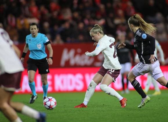 Munich, Germany 14 December 2023 Football, Women, Champions League, Matchday 3, Season 2023 2024, FC Bayern Munich Ajax Amsterdam, Campus Franziska Kett FC Bayern Munich plays a ball