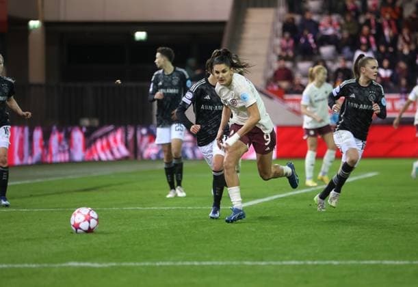 Munich, Germany 14 December 2023 Football, Women, Champions League, Matchday 3, Season 2023 2024, FC Bayern Munich Ajax Amsterdam, Campus Jovana Damnjanovic FC Bayern Munich fighting for the ball