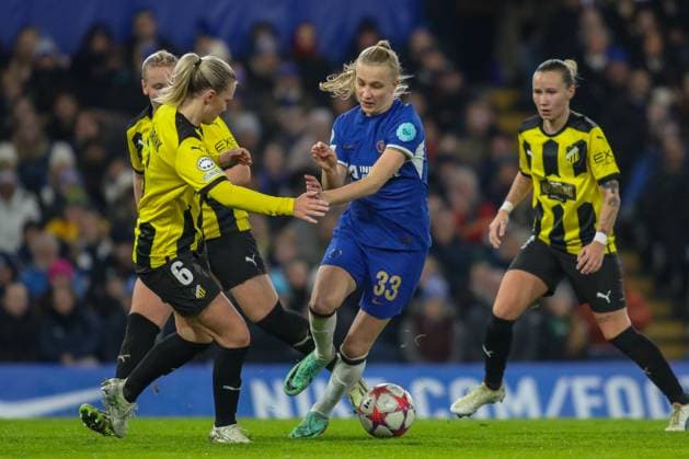 London, England, December 14th 2023: Aggie Beever-Jones (33 Chelsea) dribbles past Josefine Rybrink (6 Häcken) during the UEFA Women s Champions League match between Chelsea and Häcken at Stamford Bridge in London, England (Alexander Canillas SPP) Copyright: xAlexanderxCanillasx xSPPx spp-en-AlCaSp-0V1A8222
