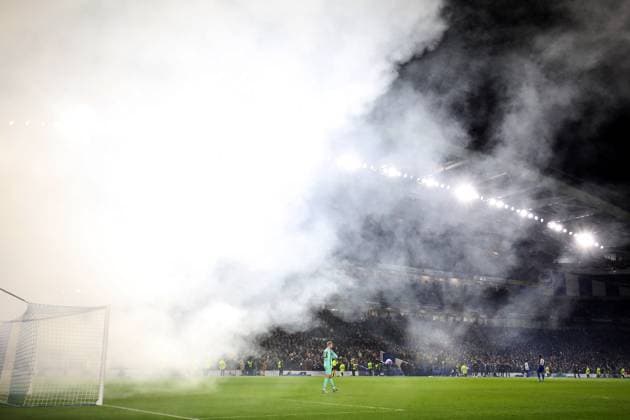 Brighton gegen Marseille 14. Dezember 2023, Brighton UEFA EUROPA League, Gruppe B Brighton Hove Albion gegen Olympique de Marseille Gesamtansicht des Amex-Stadions, während Fackelrauch das Stadion einhüllt Foto Charlotte Wilson Offside Brighton UK  Copyright: xCharlottexWilsonx xOffsidexOffside