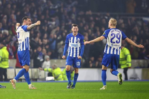 Brighton gegen Marseille 14. Dezember 2023, Brighton UEFA EUROPA League, Gruppe B Brighton Hove Albion gegen Olympique de Marseille Lewis Dunk, Pascal Gross und Jan Paul van Hecke von Brighton Hove Albion feiern den Sieg Foto Charlotte Wilson Offside Brighton UK  Copyright: xCharlottexWilsonx xOffsidexOffside