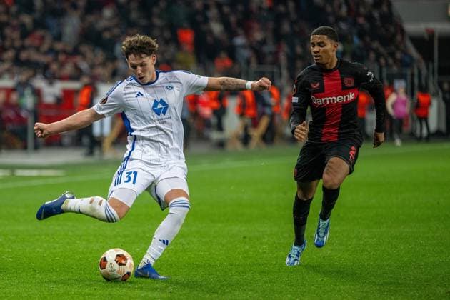 GER, EL, Bayer 04 Leverkusen vs Molde FK, Season 2023 24, 14 12 2023, BayArena, Leverkusen, GER, EL, Bayer 04 Leverkusen vs Molde FK, Season 2023 24, In the picture Mathias Johan Fjortoft Lovik Molde FK, 01 Ball on foot past Josip Stanisic Bayer 04 Leverkusen, 02 Single action, Full body Full body cropped, Single image, Action, Action, Game scene in duel, Duel, Dynamics, Action, Action, Game scene nordphotoxGmbHxx xDenkinger nph00015