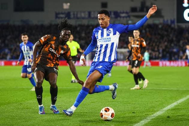Brighton gegen Marseille 14. Dezember 2023, Brighton UEFA EUROPA League, Gruppe B Brighton Hove Albion gegen Olympique de Marseille Bamo Meite von Olympique de Marseille und Joao Pedro von Brighton Hove Albion Foto Charlotte Wilson Abseits Brighton UK  Copyright: xCharlottexWilsonx xOffsidexOffside