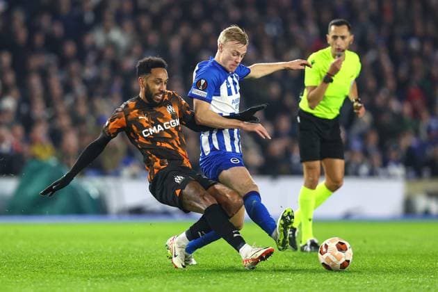 Brighton gegen Marseille 14. Dezember 2023, Brighton UEFA EUROPA League, Gruppe B Brighton Hove Albion gegen Olympique de Marseille Pierre Emerick Aubameyang von Olympique de Marseille und Jan Paul van Hecke von Brighton Hove Albion Foto Charlotte Wilson Abseits Brighton UK  Copyright: xCharlottexWilsonx xOffsidexOffside