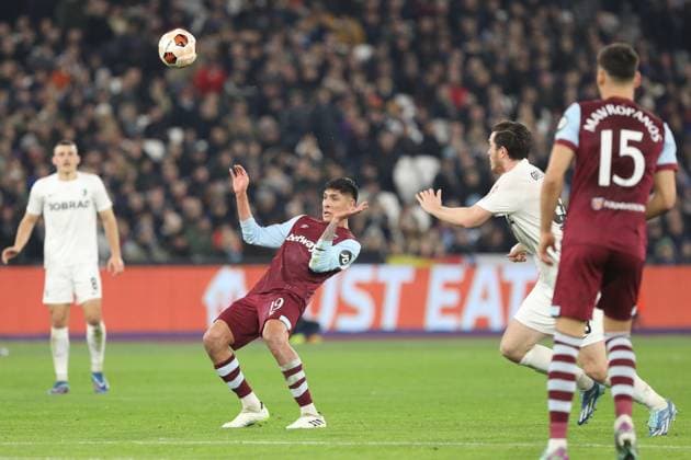 Edson Alvarez of West Ham United heads the ball during the UEFA Europa League match between West Ham United and SC Freiburg at the London Stadium, Queen Elizabeth Olympic Park , London, England on 14 December 2023. Copyright: xJoshuaxSmithx 39250031