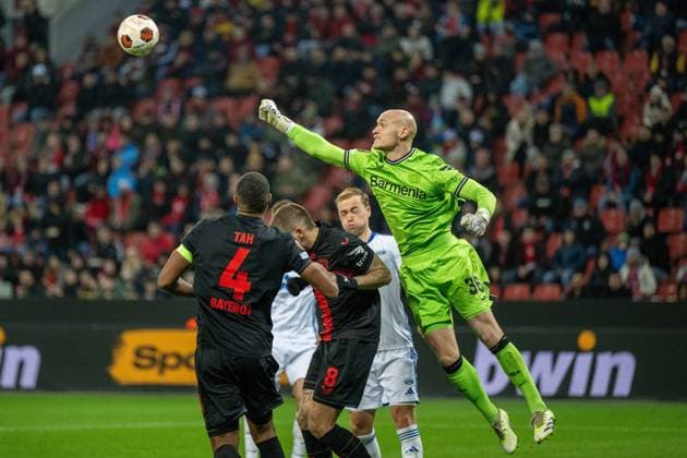 GER, EL, Bayer 04 Leverkusen vs Molde FK, Season 2023 24, 14 12 2023, BayArena, Leverkusen, GER, EL, Bayer 04 Leverkusen vs Molde FK, Season 2023 24, In the picture Niklas Lomb Bayer 04 Leverkusen, 36 a safe goalkeeper fist defense in duel, duel, dynamics, action, action, game scene penalty area nordphotoxGmbHxx xDenkinger nph00015