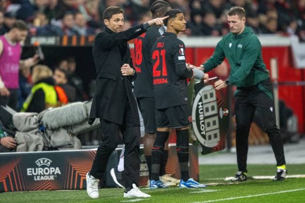 GER, EL, Bayer 04 Leverkusen vs Molde FK, Season 2023 24, 14 12 2023, BayArena, Leverkusen, GER, EL, Bayer 04 Leverkusen vs Molde FK, Season 2023 24, In the picture Xabi Alonso Bayer 04 Leverkusen, head coach shows, calls single action, full body full body cropping, single image, action, action scene gestures, facial expressions, emotions nordphotoxGmbHxx xDenkinger nph00015