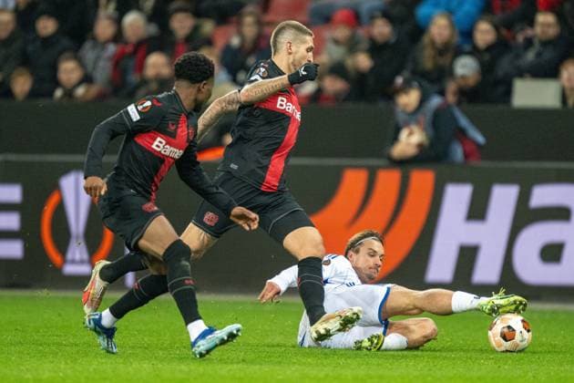 GER, EL, Bayer 04 Leverkusen vs Molde FK, Season 2023 24, 14 12 2023, BayArena, Leverkusen, GER, EL, Bayer 04 Leverkusen vs Molde FK, Season 2023 24, In the picture Fredrik Aasmundrud Gulbrandsen Molde FK, 08 in front of Robert Andrich Bayer 04 Leverkusen, 08 and Nathan Tella Bayer 04 Leverkusen, 19 in duel, duel, dynamics, action, action scene gestures, facial expressions, emotions ball at the foot nordphotoxGmbHxx xDenkinger nph00015