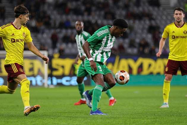 Cyprus Soccer Europa League Aris Caju, in the center, controls the ball during the Europa League group C soccer match between Aris Limassol and Sparta Praha at the Alfamega Stadium in Limassol. Cyprus, Thursday, Dec. 14, 2023. Limassol Cyprus  Copyright: xDanilxShamkinx originalFilename:shamkin-notitle231214_npTCT.jpg
