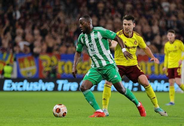 Cyprus Soccer Europa League Aris Gomis, in the center, controls the ball during the Europa League group C soccer match between Aris Limassol and Sparta Praha at the Alphamega Stadium in Limassol. Cyprus, Thursday, Dec. 14, 2023. Limassol Cyprus  Copyright: xDanilxShamkinx originalFilename:shamkin-notitle231214_npIqB.jpg