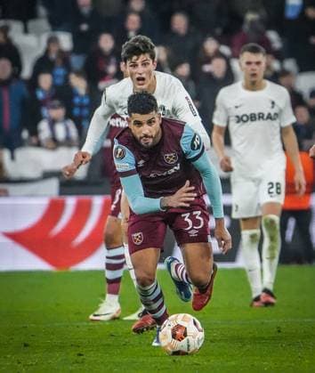 West Ham United SC Freiburg Football UEFA Europa League 2023 2024, Matchday 6, West Ham United SC Freiburg, London Stadium West Hams Emerson on the ball, behind him Freiburgs Merlin Röhl and Freiburgs Matthias Ginter