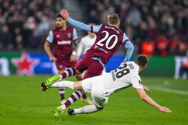 Jarrod Bowen of West Ham United and Matthias Ginter of SC Freiburg challenge for the ball during the UEFA Europa League match between West Ham United and SC Freiburg at the London Stadium, Queen Elizabeth Olympic Park , London, England on 14 December 2023. Copyright: xPhilxHutchinsonx 39240054