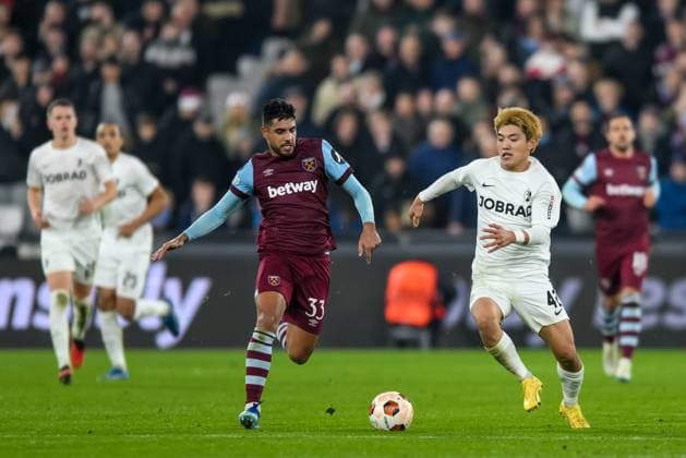Ritsu Doan of SC Freiburg with ball as Emerson Palmieri of West Ham United closes in during the UEFA Europa League match between West Ham United and SC Freiburg at the London Stadium, Queen Elizabeth Olympic Park , London, England on 14 December 2023. Copyright: xPhilxHutchinsonx 39240067