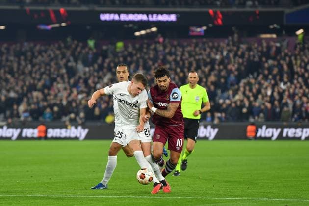 Matthias Ginter of SC Freiburg and Lucas Paqueta of West Ham United challenge for the ball during the UEFA Europa League match between West Ham United and SC Freiburg at the London Stadium, Queen Elizabeth Olympic Park , London, England on 14 December 2023. Copyright: xPhilxHutchinsonx 39240073