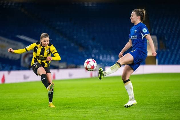 231214 Katariina Kosola of Häcken and Niamh Charles of Chelsea during the UEFA Women s Champions League football match between Chelsea and Häcken on December 14, 2023 in London Photo Mathias Bergeld BILDBYRAN kod MB MB0807 fotboll football soccer fotball champions league chelsea häcken dam bbeng  Copyright: MATHIASxBERGELD BB231214MB097