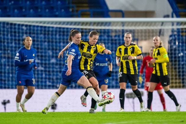 231214 Niamh Charles of Chelsea and Anna Anvegard of Häcken during the UEFA Women s Champions League football match between Chelsea and Häcken on December 14, 2023 in London Photo Mathias Bergeld BILDBYRAN kod MB MB0807 fotboll football soccer fotball champions league chelsea häcken dam bbeng  Copyright: MATHIASxBERGELD BB231214MB099