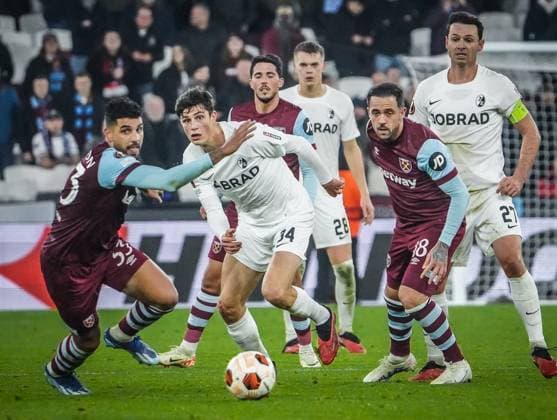 West Ham United SC Freiburg Football UEFA Europa League 2023 2024, Matchday 6, West Ham United SC Freiburg, London Stadium Freiburgs Merlin Röhl in a duel with West Hams Emerson , next to West Hams Danny Ings and Freiburgs Nicolas Höfler