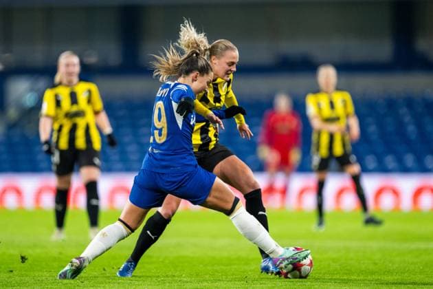 231214 Johanna Rytting Kaneryd of Chelsea and Elma Junttila Nelhage of Häcken during the UEFA Women s Champions League football match between Chelsea and Häcken on December 14, 2023 in London Photo Mathias Bergeld BILDBYRAN kod MB MB0807 fotboll football soccer fotball champions league chelsea häcken dam bbeng  Copyright: MATHIASxBERGELD BB231214MB119