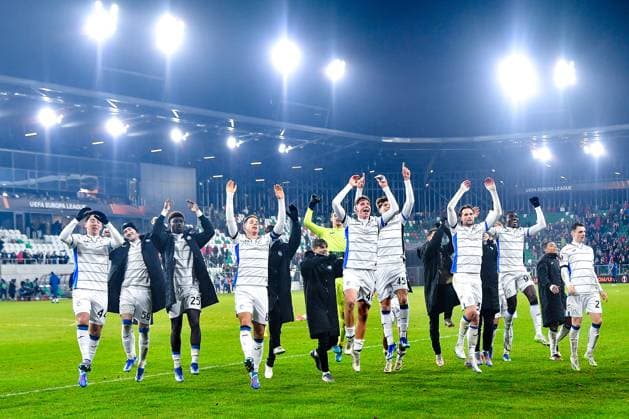 SOSNOWIEC, POLAND - DECEMBER 14: Atalanta BC players celebrating win during UEFA Europa League Matchday 6 group stage match between Rakow Czestochowa and Atalanta BC at Zaglebiowski Park Sportowy on December 14, 2023 in Sosnowiec, Rakow Czestochowa v Atalanta BC Copyright: xMateuszxSobczakx