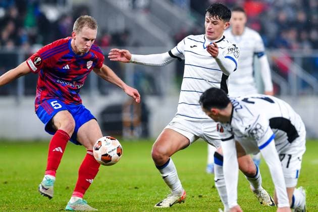 SOSNOWIEC, POLAND - DECEMBER 14: Gustav Berggren (5) of Rakow Czestochowa and Giovanni Bonfanti (43) of Atalanta BC during UEFA Europa League Matchday 6 group stage match between Rakow Czestochowa and Atalanta BC at Zaglebiowski Park Sportowy on December 14, 2023 in Sosnowiec, Rakow Czestochowa v Atalanta BC Copyright: xMateuszxSobczakx