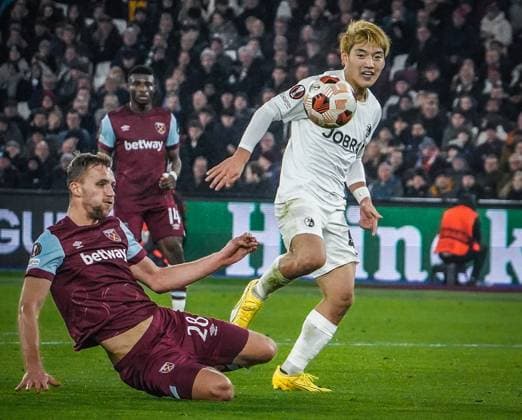 West Ham United SC Freiburg Football UEFA Europa League 2023 2024, Matchday 6, West Ham United SC Freiburg, London Stadium West Hams Tomas Soucek and Freiburgs Ritsu Doan in action