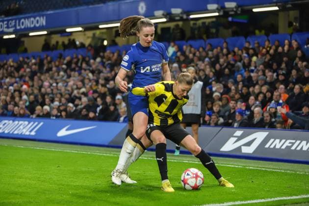 London, England, December 14th 2023: Katariina Kosola (30 Häcken) protects the ball from Niamh Charles (21 Chelsea) during the UEFA Women s Champions League match between Chelsea and Häcken at Stamford Bridge in London, England (Alexander Canillas SPP) Copyright: xAlexanderxCanillasx xSPPx spp-en-AlCaSp-IMG_8164