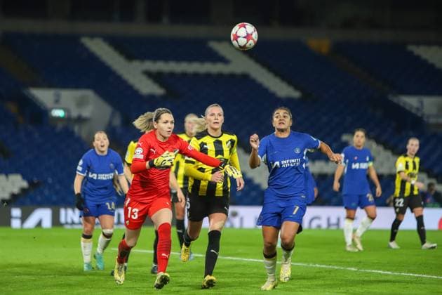 London, England, December 14th 2023: Jennifer Falk (13 Häcken) and Jess Carter (7 Chelsea) race for the ball during the UEFA Women s Champions League match between Chelsea and Häcken at Stamford Bridge in London, England (Alexander Canillas SPP) Copyright: xAlexanderxCanillasx xSPPx spp-en-AlCaSp-IMG_8173