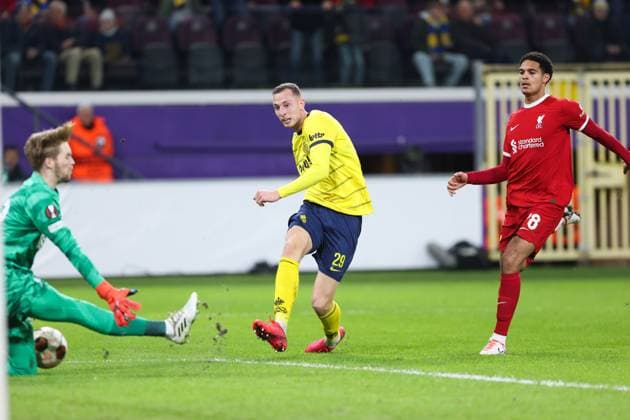 231214 Royale Union Saint-Gilloise vs Liverpool FC Gustaf Nilsson of Union attempts the goal with Harvey Elliott and Caoimhin Kelleher of Liverpool during a football game between Royale Union Saint-Gilloise and Liverpool FC on day 6 in Group E of the UEFA Europa League season 2023-2024 competition on December 14, 2023 in Brussels, Belgium. (Photo by Frank Abbeloos Isosport) BRUSSELS BELGIUM  Copyright: xx 424875