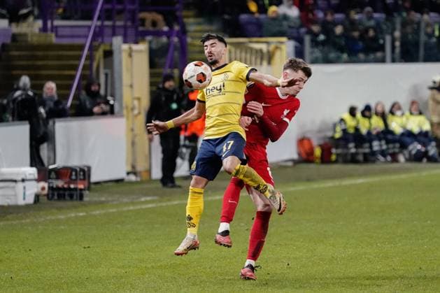 Mohamed Amoura of Royal Union Saint-Gilloise is challenged in the air by Conor Bradley of Liverpool Union Saint-Gilloise v Liverpool, UEFA Europa League, Group E, Football, Lotto Park, Brussels, Belgium - 14 Dec 2023 EDITORIAL USE ONLY No use with unauthorised audio, video, data, fixture lists, club league logos or live services. Online in-match use limited to 120 images, no video emulation. No use in betting, games or single club league player publications. Copyright: xDavexWinter Shutterstockx 14254246fy