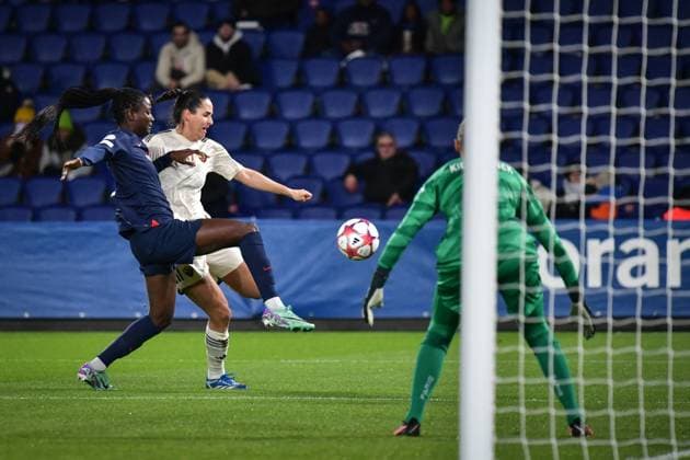 Women s Champions League - PSG v AS Roma AS Roma s defender Lucia Di Guglielmo (C) fights for the ball during the Women s UEFA Champions League football match between Paris Saint-Germain and AS Roma at the Parc des Princes stadium in Paris, France on December 14, 2023. Photo by Firas Abdullah ABACAPRESS.COM Paris Ile-de-France France  Copyright: xAbdullahxFiras ABACAx