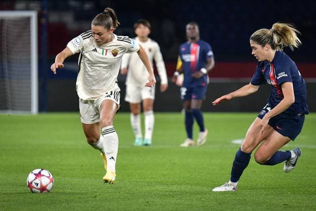 Women s Champions League - PSG v AS Roma AS Roma s forward Emilie Haavi (C) fights for the ball during the Women s UEFA Champions League football match between Paris Saint-Germain and AS Roma at the Parc des Princes stadium in Paris, France on December 14, 2023. Photo by Firas Abdullah ABACAPRESS.COM Paris Ile-de-France France  Copyright: xAbdullahxFiras ABACAx
