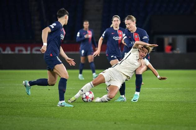 Women s Champions League - PSG v AS Roma AS Roma s forward Valentina Giacinti (C) is tackled during the Women s UEFA Champions League football match between Paris Saint-Germain and AS Roma at the Parc des Princes stadium in Paris, France on December 14, 2023. Photo by Firas Abdullah ABACAPRESS.COM Paris Ile-de-France France  Copyright: xAbdullahxFiras ABACAx
